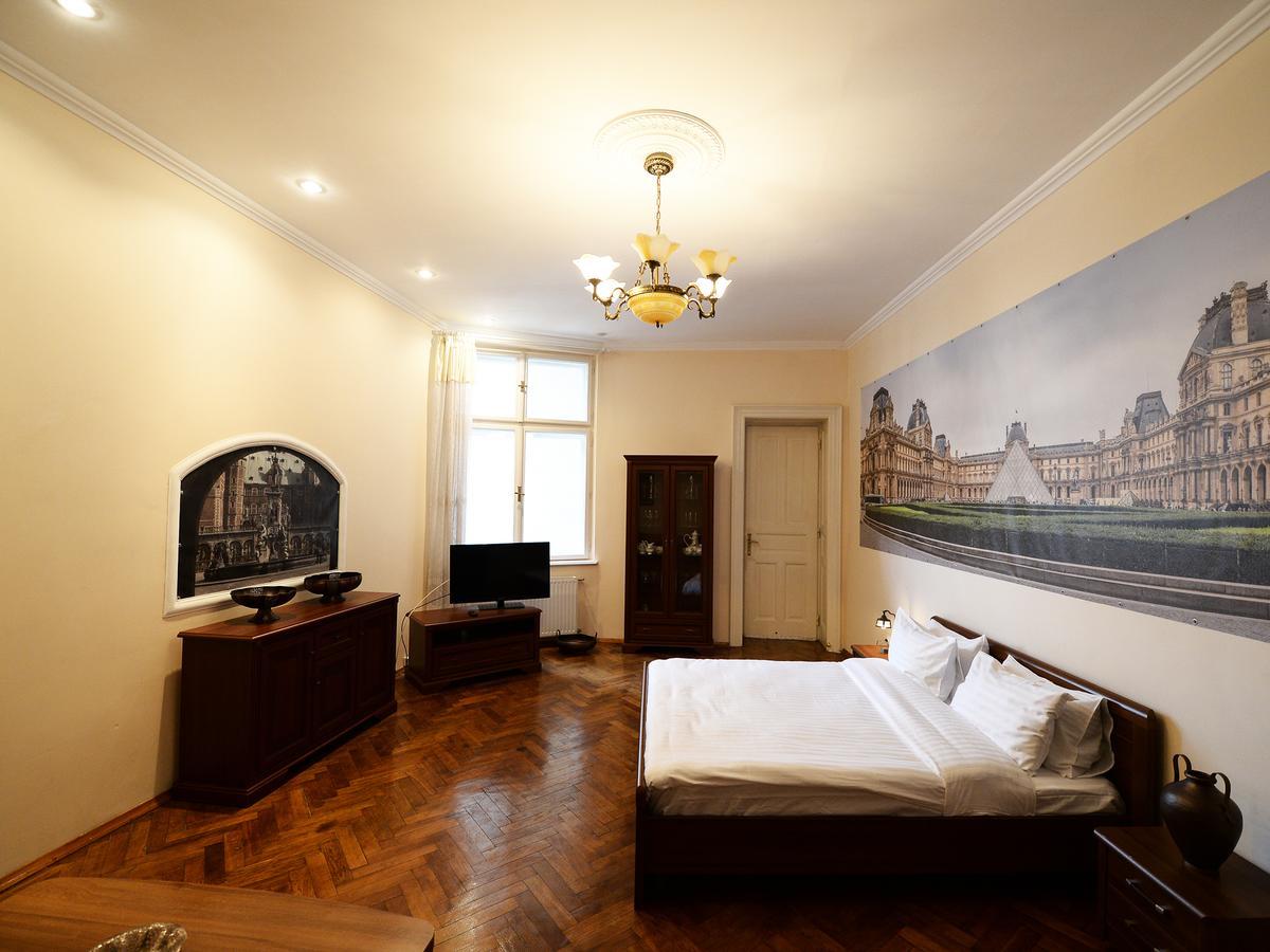 The Historical Family Nest In City Centre Лвив Екстериор снимка